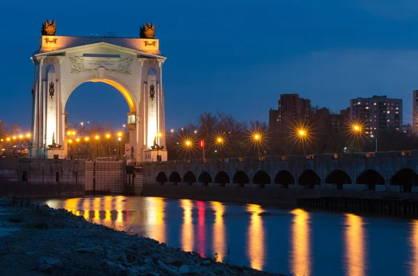 Näkymä auringonlaskuun Volga-Don Canal Leninin ensimmäisellä lukolla, Volgograd — kuvapankkivalokuva