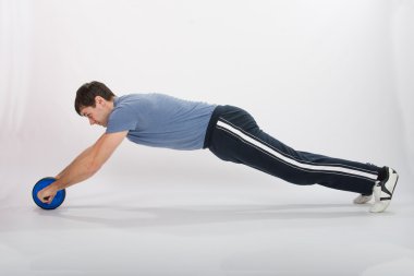 Sporcular şınav tekerleğini kullanarak gerçekleştirmek
