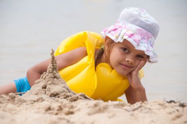 Beş yaşındaki kız plaj kum inşa tower ile ilgili