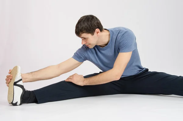 Atleet in opleiding strekt zich uit de spieren van rechterbeen — Stockfoto