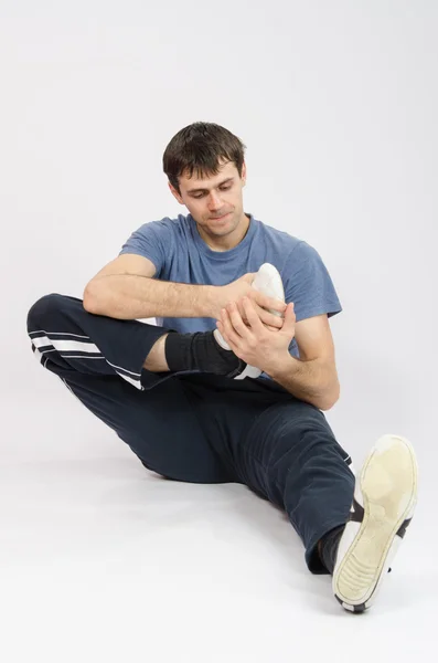 Спортсмен делает упражнения правой ногой — стоковое фото