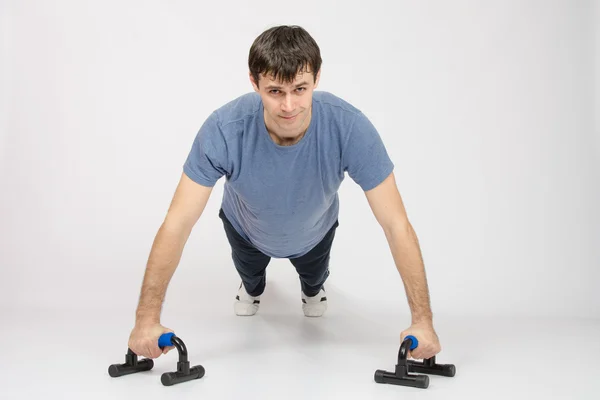 Athlete the highest point at push-ups on legs — Stock Photo, Image