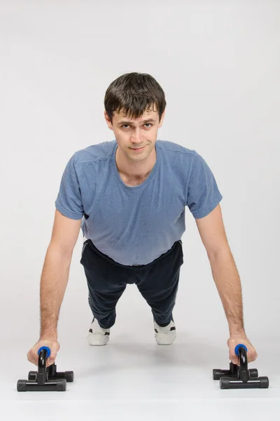 Young guy pushed off the floor on legs — Stock Photo, Image