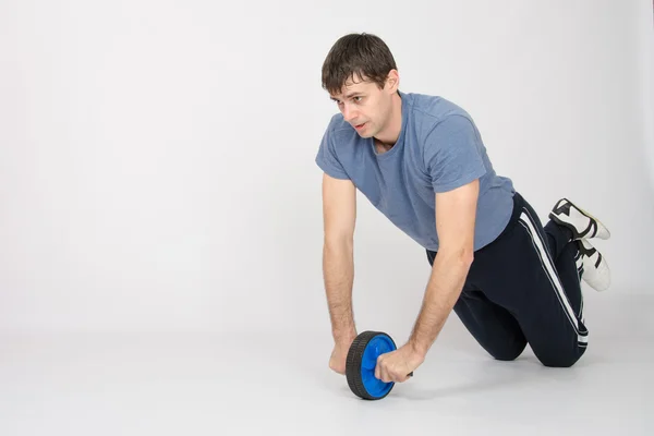 Athletes preparing juice with wheels — Stock Photo, Image