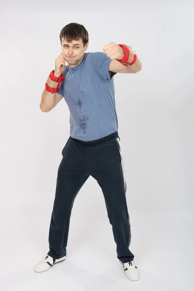 Retrato de crescimento de um boxeador em treinamento socos trabalhados — Fotografia de Stock