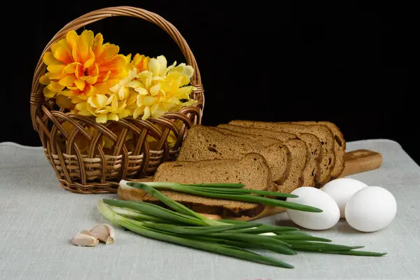 Natureza morta com pão de centeio, cebolas verdes e ovos — Fotografia de Stock