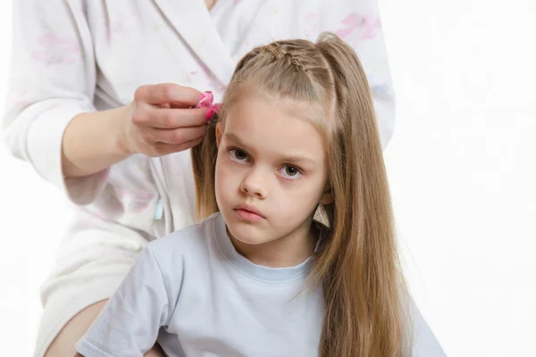 My daughter is tired of long hair splicing — Stock Photo, Image