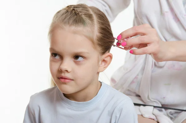 Mamá trenzas cabello seis años hija — Foto de Stock