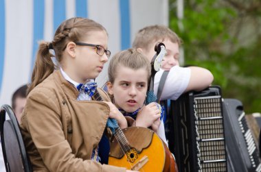 Volgograd, Rusya Federasyonu - 07 Mayıs 2015: yorgun müzisyen kız