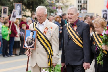 Bir anıt düşmüş savaşları savaş gazileri altındadır