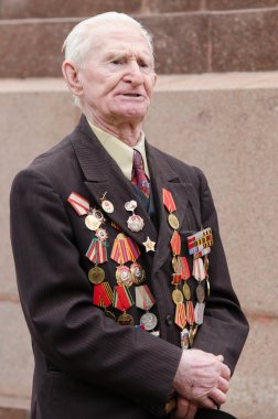 Kıdemli bir konuşmacının konuşma portresi