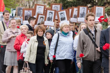 Volgograd, Rusya Federasyonu - 07 Mayıs 2015: fotoğraf ölümsüz alayın insanlarla alay