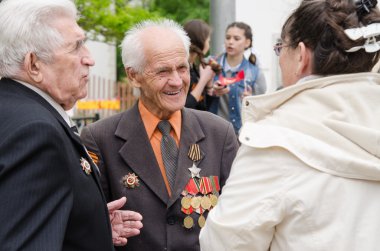 Yoldan geçenler tarafından bir gala olay ile Gaziler iletişim