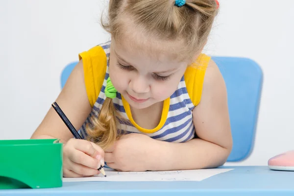 Das Mädchen zeichnet Bleistift Konzentration — Stockfoto