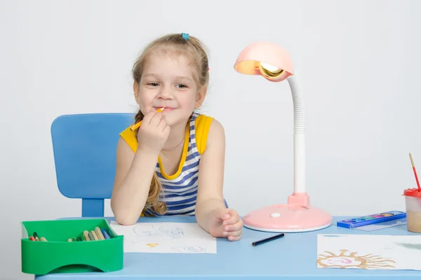 Chica de cuatro años concebido y poner lápiz a sus labios —  Fotos de Stock