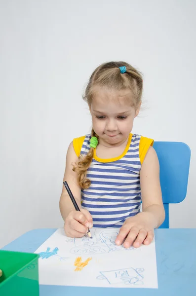 Четырехлетняя девочка рисует карандаши — стоковое фото