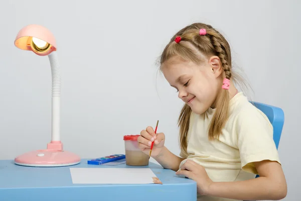 W sześć lat dziewczyna zamienia rysunek farb — Zdjęcie stockowe