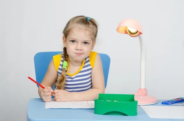 Vierjähriges Mädchen zeichnet Bleistifte und lustige Blicke ins Bild — Stockfoto