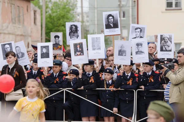 Young Cadets Regiment immortal with photos — Stock Photo, Image