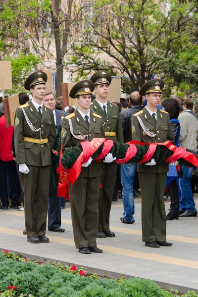 Cadets young guard prepared to lay a wreath at the monument — Stock Photo, Image