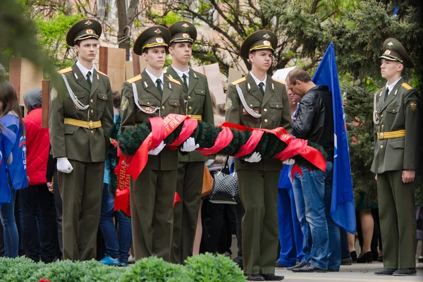 Cadetti giovane guardia con una corona in memoria della guerra caduta — Foto Stock