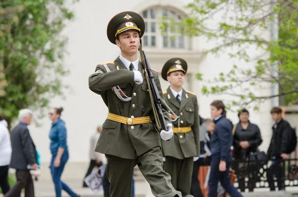 Cadet fiatal őr fogások egy őr a becsület — Stock Fotó