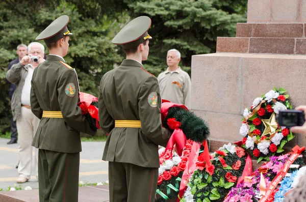 Cadets young guard lay a wreath in memory of the fallen war — Stock Photo, Image