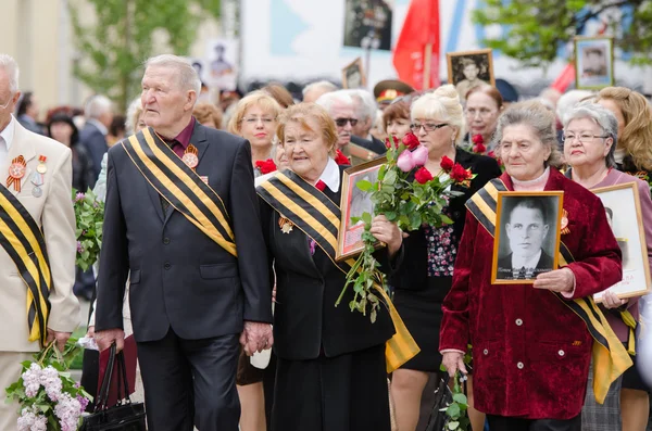 Veterans suited the monument to lay flowers — Stock Photo, Image