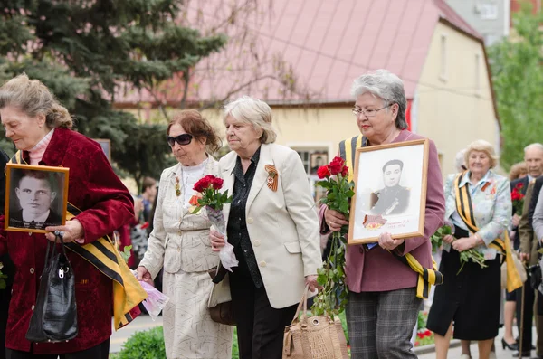 Veteranas mayores que vienen al monumento a poner flores — Foto de Stock
