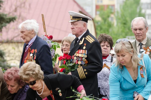 Veteraani väkijoukossa pani kukkia muistomerkille — kuvapankkivalokuva