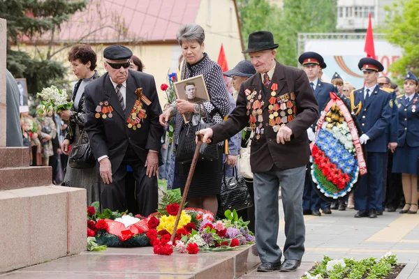 The veterans laid flowers at the monument to fallen soldiers — Stock Photo, Image