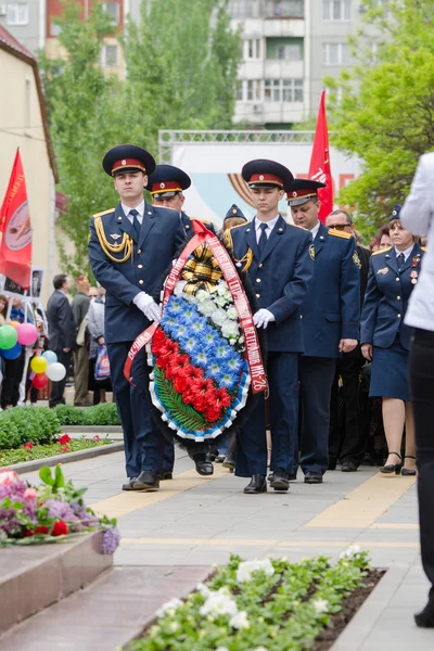 Empleados de IR-29 depositan una corona en monumento a los soldados caídos —  Fotos de Stock