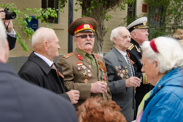 Veterans commemorate fallen soldiers standing at a gala event — Stock Photo, Image