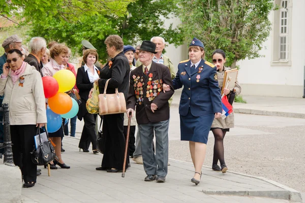 Veteran military personnel helping to pass through the crowd at a gala event — Stock Photo, Image