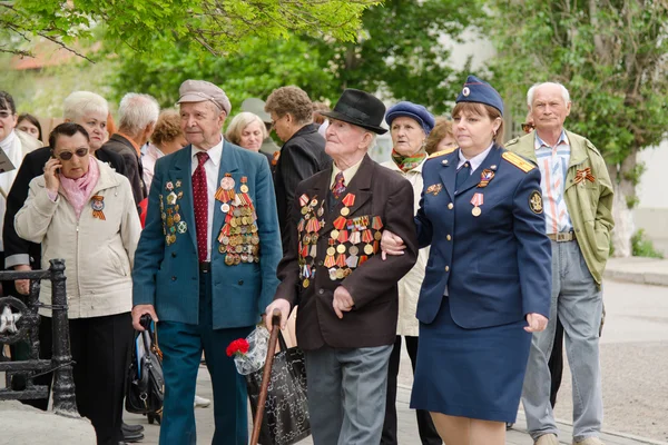 Servicemen conducting veterans at a gala event — Stock Photo, Image