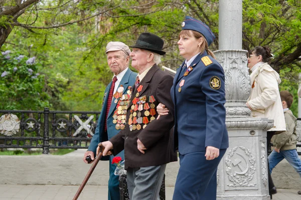 Employee of Ministry Emergency Situations holds event on festive veteran — Stock Photo, Image