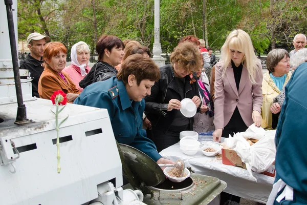 Rescuers treated passers porridge with field kitchen — Stock Photo, Image