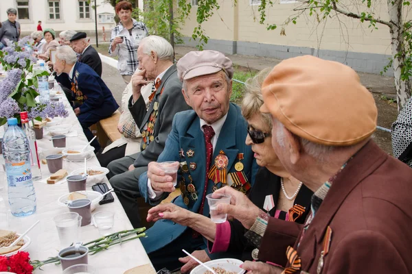 Veteranos bebem em um evento festivo — Fotografia de Stock