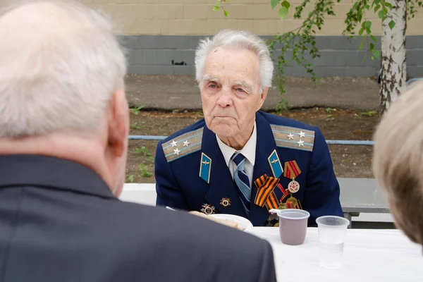 Veterans talk while sitting at table a gala event — Stock Photo, Image