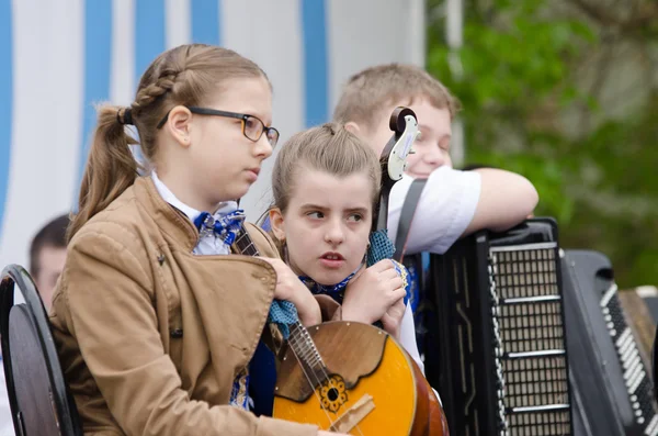 ヴォルゴグラード、ロシア - 2015 年 5 月 7 日: 少女ミュージシャンはうんざり ストック写真