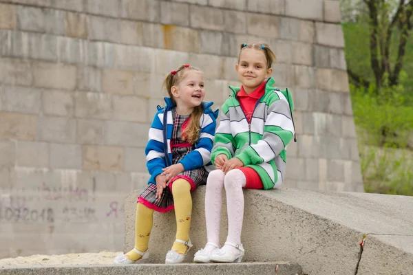 Duas meninas sentam-se em uma rampa de granito — Fotografia de Stock