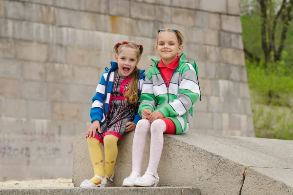 Dvě dívky sedí na žulové schodiště — Stock fotografie