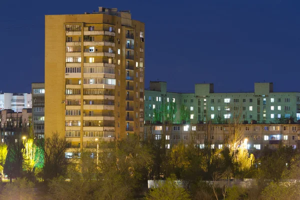 Edificio alto en el cielo nocturno — Foto de Stock