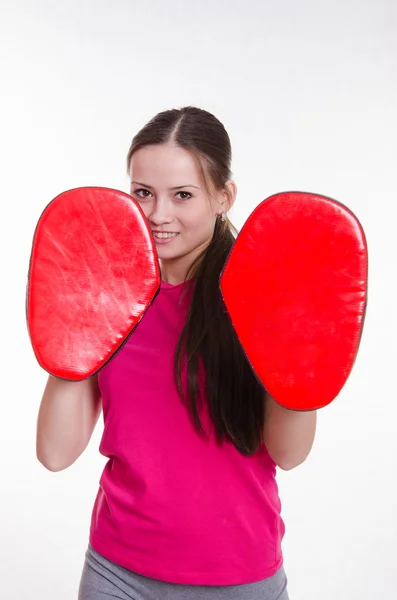 Atleta con zampe di pugilato nelle mani di — Foto Stock