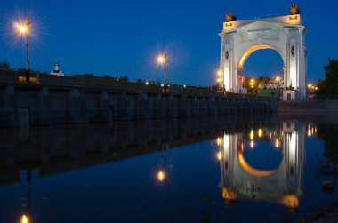 Görünümü, Volga-Don kanalı'nın ilk kilidi için su arch yansıması ile akşam adlı sonra Vi Lenina, Volgograd