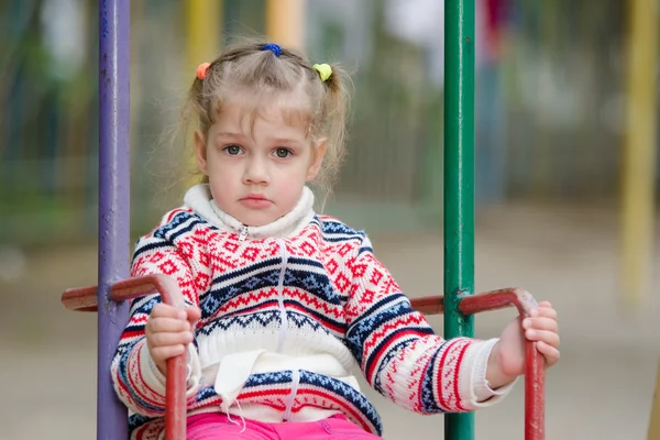 ブランコに乗って動揺の 4 歳の女の子 — ストック写真