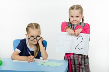 Üzgün kız öğrenci ve görev yerine değil bulmuşsun