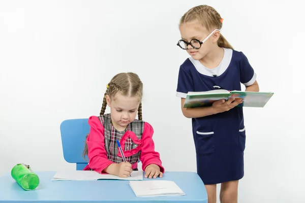 Chica estudiante profesor dictar dictado — Foto de Stock