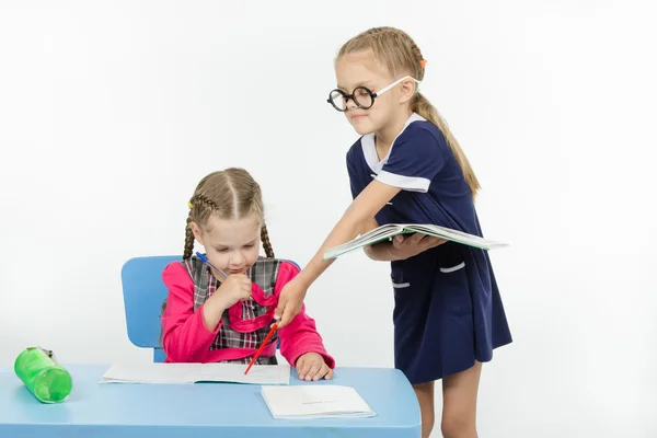 Fille étudiante professeur montre une erreur — Photo