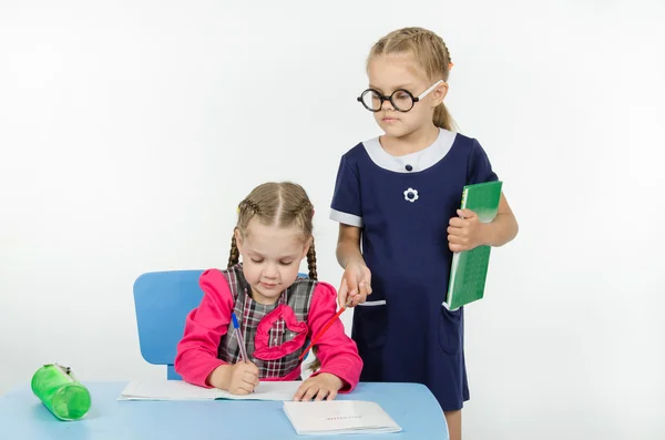 Dívka učitel dohlíží na práci učeň — Stock fotografie